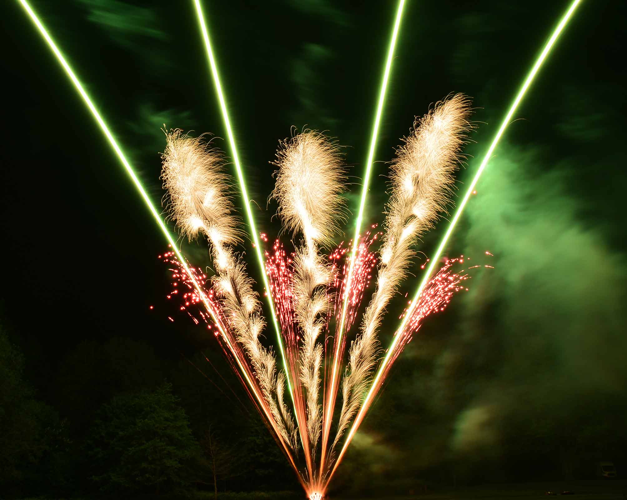 Low-noise firework display with soft golden effects